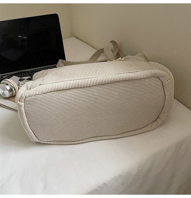 YT-11013 wide, flat base